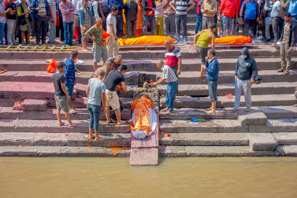 KATHMANDU, NEPAL OCTUBRE 15, 2017: Ritual religioso ardiente en el templo de Pashupatina, Kthmandu —  Fotos de Stock