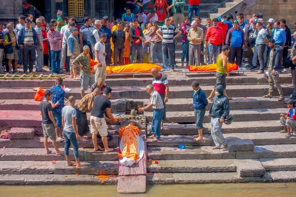 KATHMANDU, NEPAL OCTUBRE 15, 2017: Ritual religioso ardiente en el templo de Pashupatina, Kthmandu —  Fotos de Stock