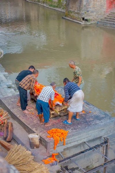 KATHMANDU, NEPAL OCTUBRE 15, 2017: Vista aérea de personas no identificadas preparando el cuerpo para el ritual de la quema religiosa en el templo de Pashupatina, Kthmandu —  Fotos de Stock