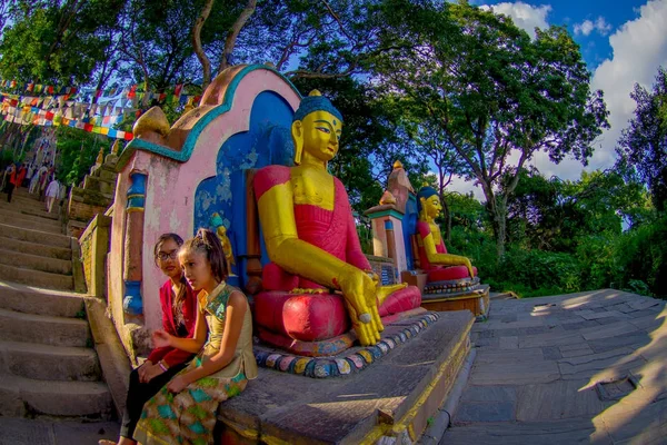 KATHMANDU, NEPAL 15 OCTOBRE 2017 : Vue des statues de bouddha à l'entrée du temple Swayambhu Stupa à Katmandou, Népal — Photo