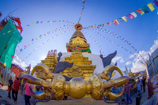 Kathmandu, Nepal 15 października 2017: Duże złote wadżry broń przed Swayambhunath stupa w Kathmandu, Nepal — Zdjęcie stockowe