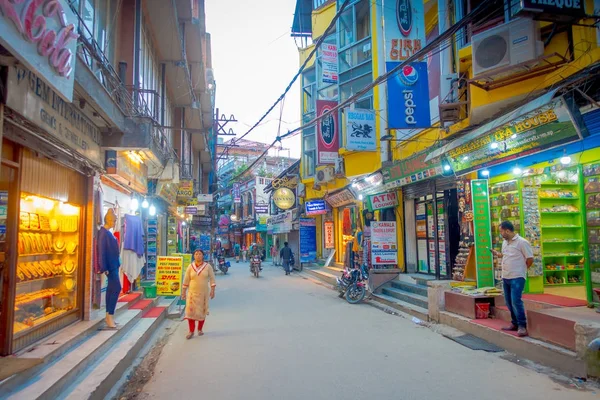 Katmandu, Nepal 15 Ekim 2017: Thamel bölge Katmandu, Nepal renkli süslemeleri ile yoğun bir alışveriş caddesi yürüme tanımlanamayan kişi — Stok fotoğraf