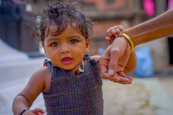 KATHMANDU, NEPAL 15 OCTOBRE 2017 : Portrait d'une belle petite fille à l'extérieur de Durbar Square, Katmandou, Népal — Photo