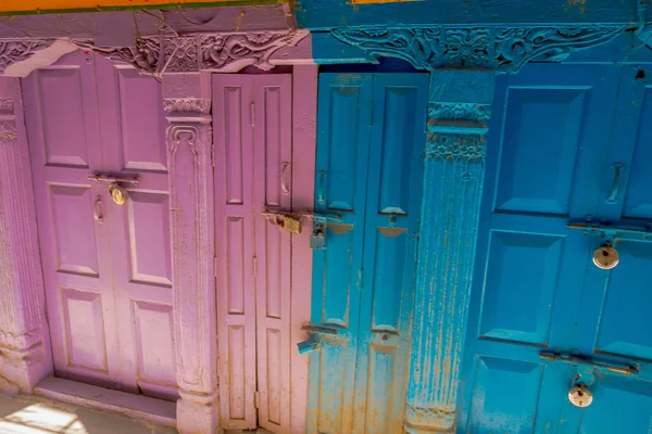 KATHMANDU, NEPAL OCTOBER 15, 2017: Outdoor view of wooden doors of two coors, blue and pink at outdoors in Durbar square in Kathmandu, Nepal — Stock Photo, Image