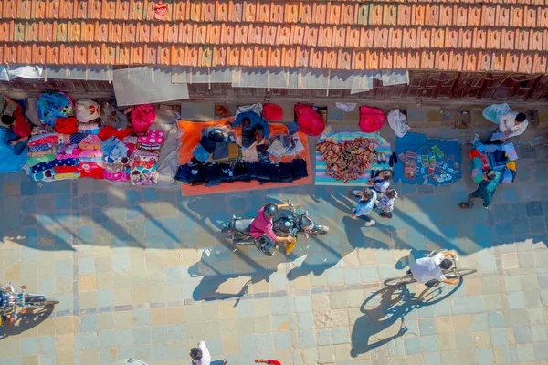 Kathmandu, Nepal, 15 oktober 2017: Boven weergave van niet-geïdentificeerde mensen lopen in een drukke winkelstraat met kleurrijke decoraties in Thamel district van Kathmandu, Nepal — Stockfoto