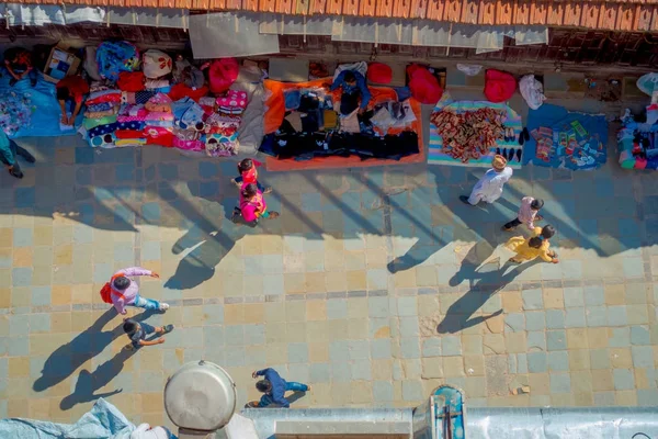 KATHMANDU, NEPAL OCTOBER 15, 2017: Above view of unidentified people walking in a busy shopping street with colorful decorations in Thamel district of Kathmandu, Nepal — стоковое фото