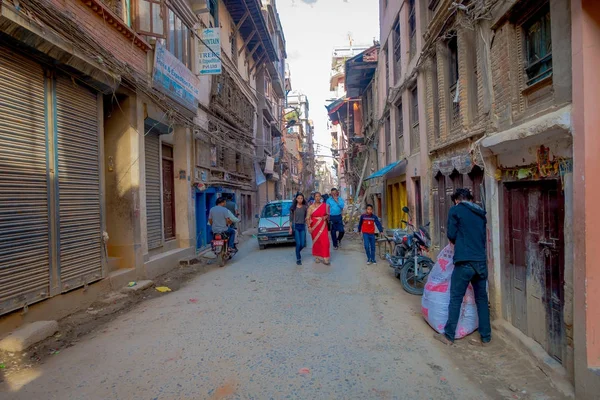 Kathmandu, Nepal 15 października 2017: Niezidentyfikowanych ludzi chodzących przy ulicy gliny w zabytkowym centrum miasta, w Katmandu, Nepal — Zdjęcie stockowe