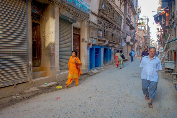 カトマンズ, ネパール 2017 年 10 月 15 日: 不明の人がカトマンズ、ネパールでの都市の歴史的な中心部の粘土の通りの歩行 — ストック写真