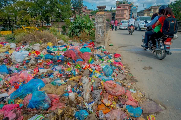 Катманду, Непал 15 жовтня 2017: Продукти харчування та купу побутового сміття звалища. Тільки 35 населення мати доступ до адекватних санітарія. — стокове фото