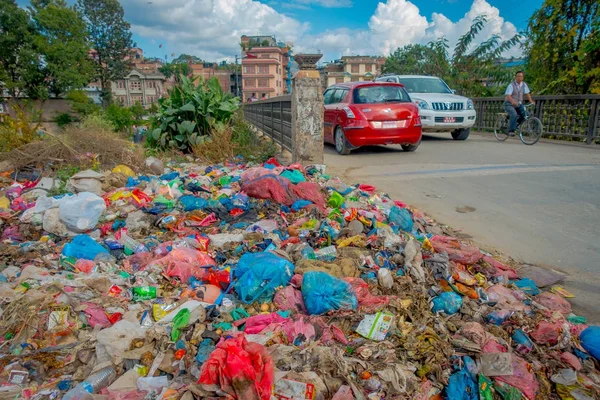 KATHMANDU, NEPAL OCTUBRE 15, 2017: Comida y pila de basura doméstica en los vertederos. Solo 35 de la población tienen acceso a servicios sanitarios adecuados . — Foto de Stock