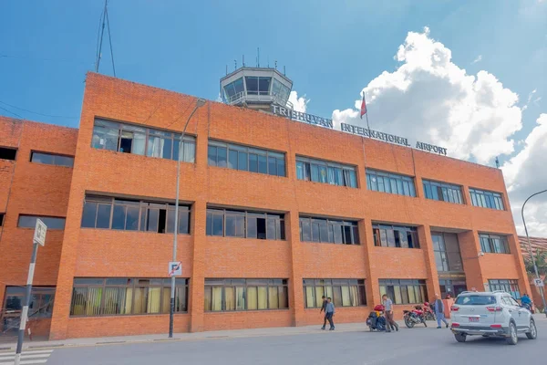 Kathmandu, Nepal 25 oktober, 2016: Stor bygning af Tribhuvan International Airport i en smuk blå himmel i Kathmandu Nepal. Eksisterer kun en international lufthavn i Nepal - Stock-foto