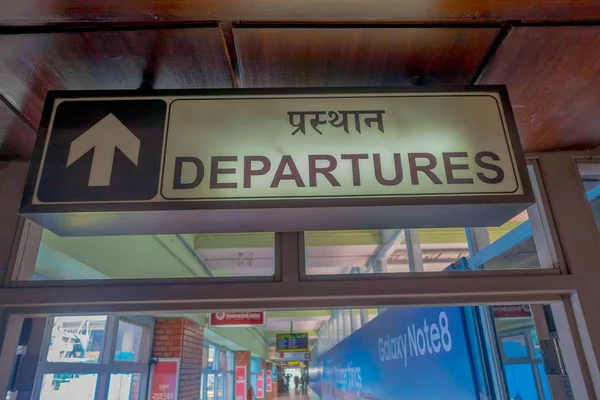 Kathmandu, nepal, 15. November 2017: informatives Zeichen der Abreise innerhalb des internationalen Flughafens Tribhuvan - kathmandu — Stockfoto