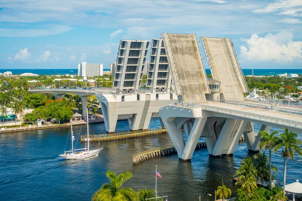 FORT LAUDERDALE, EE.UU. - 11 de julio de 2017: Vista aérea de un puente abierto levantado para dejar pasar el barco en el puerto de Fort Lauderdale, Florida — Foto de Stock
