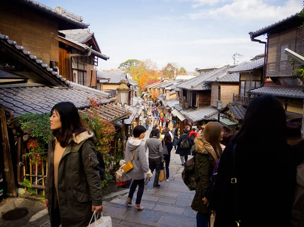 HAKONE, JAPÃO - JULHO 02, 2017: Pessoas não identificadas caminhando e desfrutando da vista da cidade em Kyoto — Fotografia de Stock