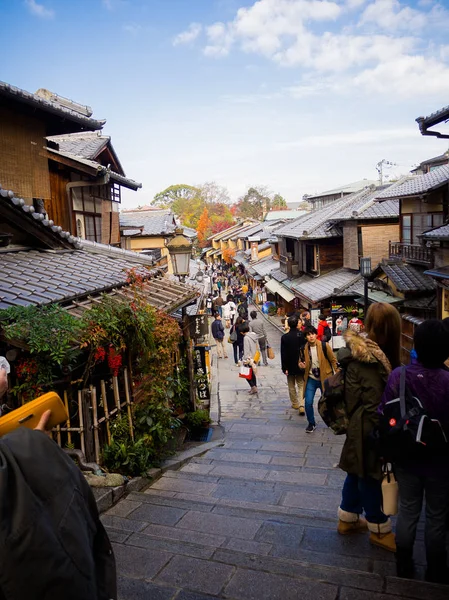 HAKONE, JAPÃO - JULHO 02, 2017: Pessoas não identificadas caminhando e desfrutando da vista da cidade em Kyoto — Fotografia de Stock
