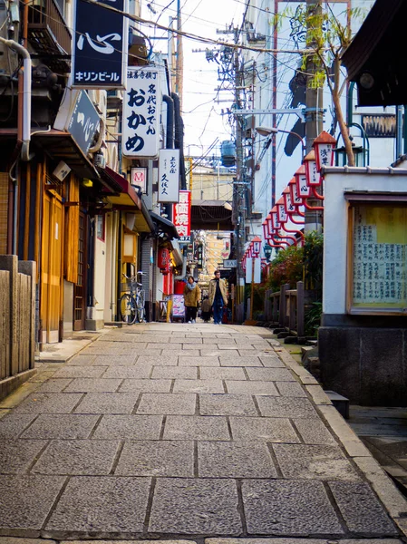 Osaka, Japán - 2017. július 18.: Magánszálloda kilátás Osaka városkép a nyári szezonban, Osaka, Japán — Stock Fotó