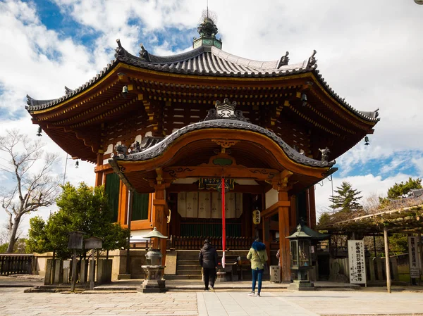 OSAKA, GIAPPONE - 02 LUGLIO 2017: Bellissimo vecchio tempio storico di Osaka — Foto Stock
