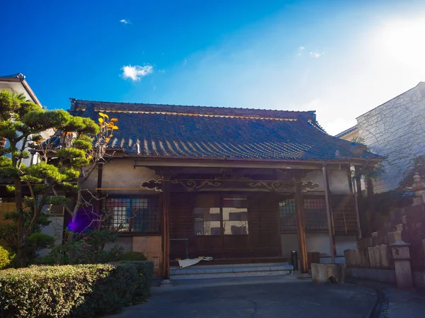 OSAKA, GIAPPONE - LUGLIO 02, 2017: Bella casa antica con un piccolo giardino con piante in un cielo soleggiato blu vicino a Osaka — Foto Stock