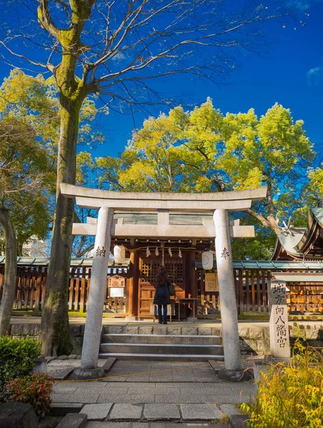 Osaka, Japonia - 02 lipca 2017: Ukamienowany bramy, w niebo piękny ble, w pobliżu Osaki — Zdjęcie stockowe