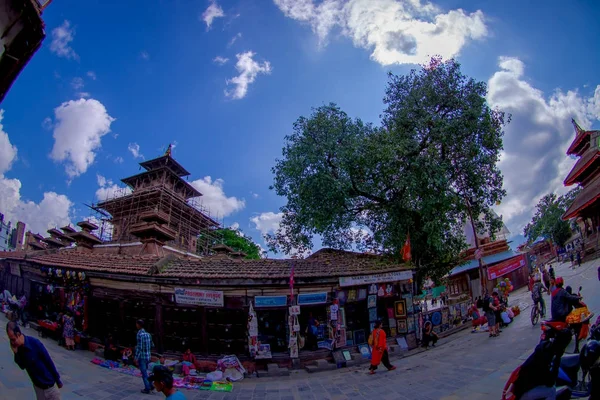 KATHMANDU, NEPAL OCTUBRE 15, 2017: Personas no identificadas caminando al aire libre de muchas tiendas de Durbar Square cerca de los antiguos templos indios en Katmandú, efecto ojo de pez —  Fotos de Stock