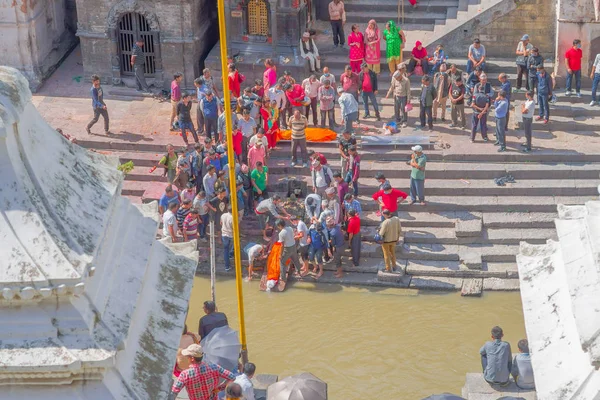 KATHMANDU, OUTUBRO NEPAL 15, 2017: ritual religioso de queima no templo Pashupatina, Kthmandu — Fotografia de Stock