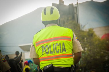 Quito, Ekvator - 11 Ekim 2017: Tanımlanamayan Ekvador polis Atahualpa stadyumun Arjantin vs Ekvator futbol oyun sırasında açık havada