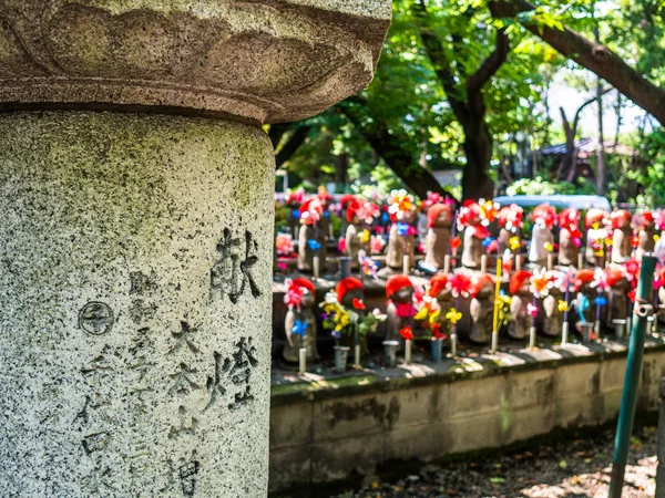 KYOTO, JAPÃO - JULHO 05, 2017: Jizo Boddhisattvas no Templo Budista Zojo em Tóquio, Japão. Jizo Bodhisattva é o santo padroeiro da alma thechildrens de acordo com a mitologia japonesa — Fotografia de Stock