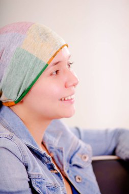 Bulanık arka planda, yan görünüm başörtüsü giyen kanseri kadın portresi