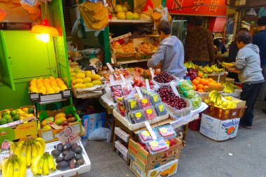 Hong Kong, Çin - 26 Ocak 2017: Hong Kong şehrinde sokak meyve standı