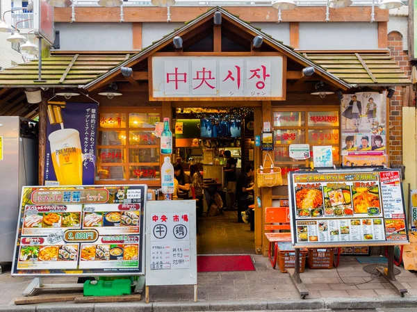 Kyoto, Japan - 05 juli 2017: Uitzicht op de spectaculaire voedselmarkt in openlucht verse vis en voedsel te koop in Hakone — Stockfoto