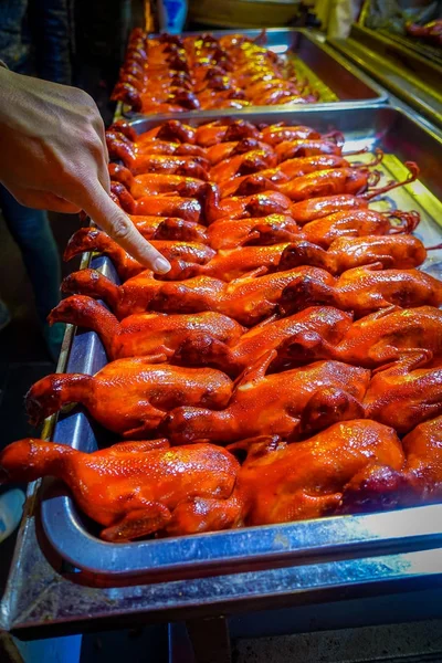Pekin, Chiny - 29 stycznia 2017: wiersze gotowane kaczki gotowe do jedzenia, lokalnych chińskie jedzenie koncepcja rynku — Zdjęcie stockowe