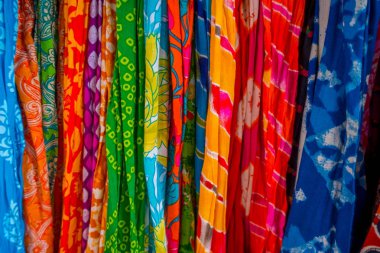 Yığın bez kumaş Hindistan Yerel bir pazarda yakın çekim