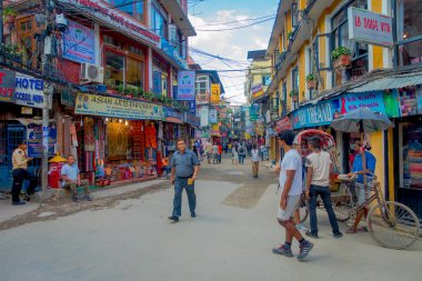Thamel, Kathmandu Nepal - 02 Ekim 2017: yürüyüş ve Thamel sokaklarında satın alma kimliği belirsiz kişi. Thamel Katmandu, Nepal başkenti ticari bir semtidir. Popüler