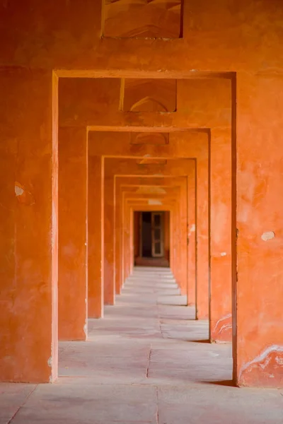 Bella vista di un sentiero in pietra con colonne in fila all'interno di un edificio all'aperto nella città indiana di Agra, India — Foto Stock