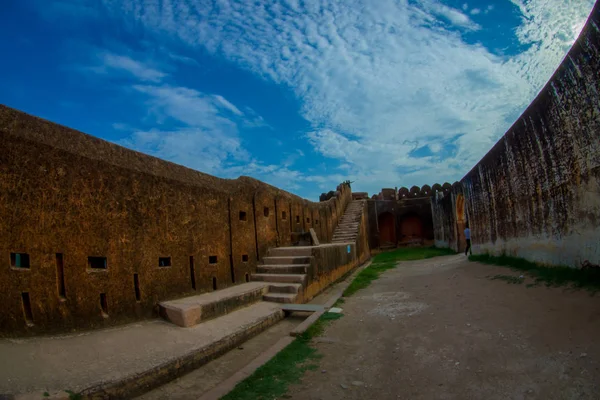Eski duvar Amber Fort, sarayda Amer, Rajasthan, Hindistan, balık göz etkisi bulunan eski yapısını muhteşem manzaralı kapatın — Stok fotoğraf