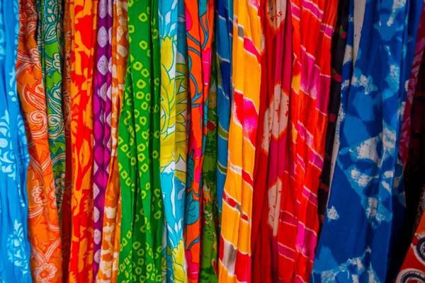 Primer plano de un montón de telas en un mercado local en la India — Foto de Stock