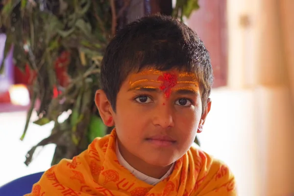 KATHMANDU, NEPAL - 04 SEPTEMBRE 2017 : Portrait d'un jeune garçon népalais portant des vêtements typiques et une couleur orange et rouge sur le front, au Népal — Photo