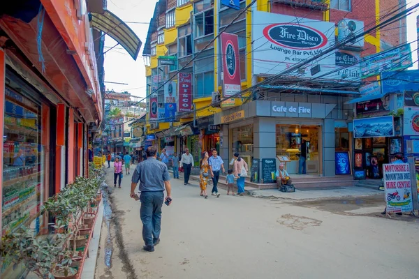 THAMEL, KATHMANDU NEPAL - 02 OTTOBRE 2017: Persone non identificate che camminano e comprano per le strade di Thamel. Thamel è un quartiere commerciale di Kathmandu, la capitale del Nepal. Uno dei più popolari — Foto Stock