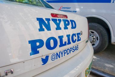 New York, ABD - 22 Kasım 2016: Araba polis Nypd New York'ta araba arka tarafındaki kelimelerle Çin kasaba sokağa park