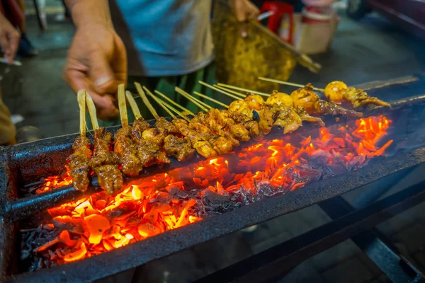 Straat barbecue met vleesspiesen sissende, zeer heet vuur branden en man bereiden van voedsel — Stockfoto