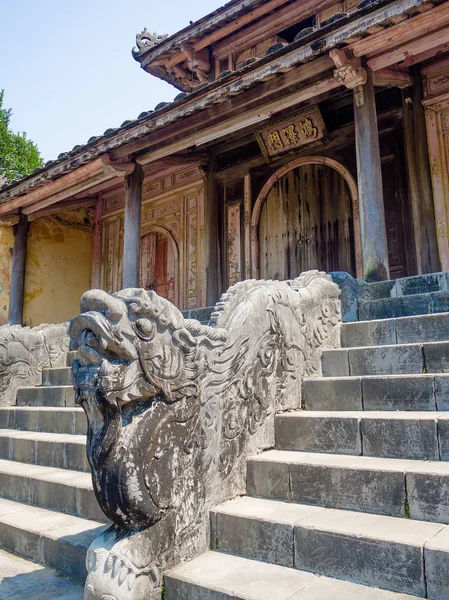 Dragon decor on pavilion in garden of Citadel in Hue. Vietnam — Stock Photo, Image