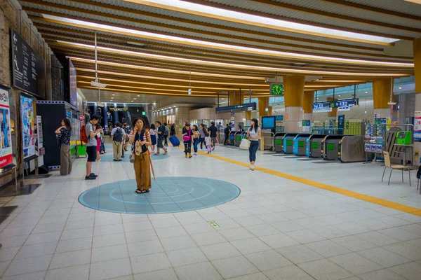 TOKIO, JAPÓN 28 DE JUNIO - 2017: Estación Shibuya de Tokio en Tokio. Con 2.4 millones de pasajeros en un día laborable, es la cuarta estación de tren más concurrida de Japón —  Fotos de Stock