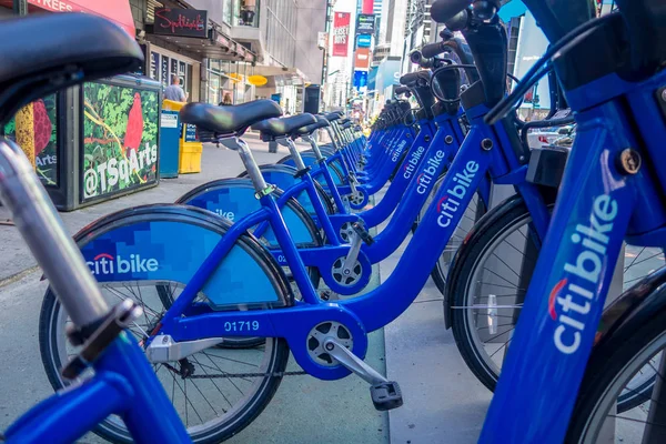 NUEVA YORK, EE.UU. - 22 DE NOVIEMBRE DE 2016: Alquiler de bicicletas en Times Square estacionado en una fila en la calle en la ciudad de Nueva York Estados Unidos — Foto de Stock