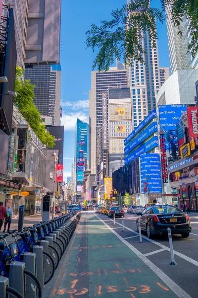 NEW YORK, États-Unis - 22 NOVEMBRE 2016 : Location de vélos sur Times Square garés dans une rangée dans la rue à New York aux États-Unis, avec un magnifique arrière-plan de ville — Photo