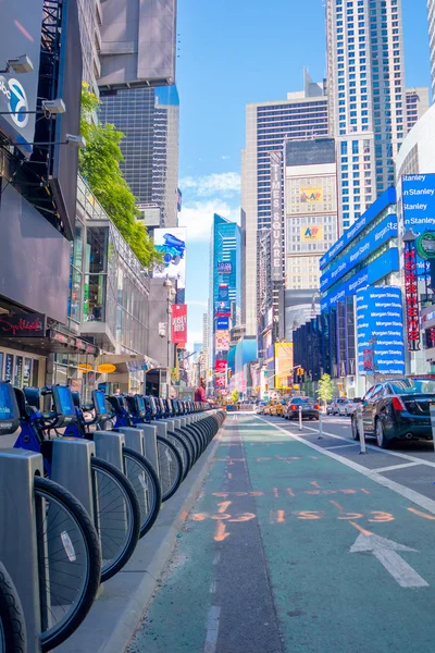 NUEVA YORK, EE.UU. - 22 DE NOVIEMBRE DE 2016: Alquiler de bicicletas en Times Square estacionado en una fila en la calle en la ciudad de Nueva York, EE.UU., con un hermoso fondo de la ciudad — Foto de Stock