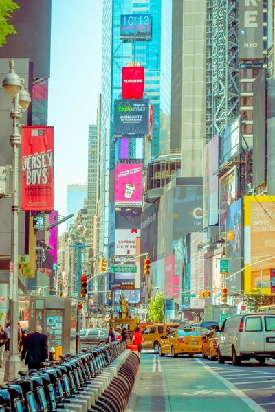 Nowy Jork, Usa - zm. 22 listopada 2016: Times Square, funkcjonalny z teatrów na Broadwayu i animowane znaki Led, jest symbolem Nowego Jorku i Stanami Zjednoczonymi, w New York City, Stany Zjednoczone Ameryki — Zdjęcie stockowe