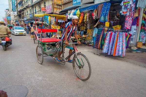 DELHI, ÍNDIA - SETEMBRO 25 2017: Homem não identificado em uma rua movimentada em Paharganj, Deli com Rickshaws e um auto-riquixás. Delhi é a segunda cidade mais populosa da Índia depois de Mumbai — Fotografia de Stock