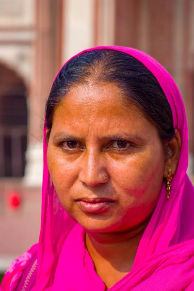 Jaipur, India - September 19, 2017: Portrait of an unidentified Indian woman with a pink hiyab, on the streets of Jaipur, India — Stock Photo, Image