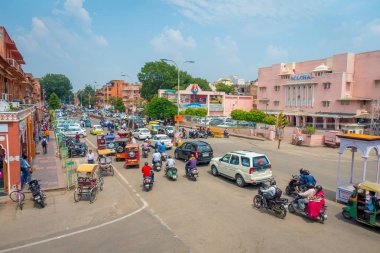 Jaipur, Hindistan - 20 Eylül 2017: Otomobil, motosiklet ve Doğu kapısı, pembe şehir, Jaipur Hindistan yakın şehrin insanları karga