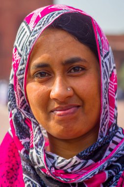 Jaipur, Hindistan - 19 Eylül 2017: Jaipur, Hindistan sokakların renkli bir hiyab ile kimliği belirsiz Hint kadın portresi